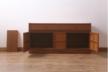 ヴィンテージ家具　北欧ビンテージ　チーク材　Nathan(ネイサン)　スタイリッシュなデザインがお洒落なキャビネット(サイドボード、テレビ台、収納棚、戸棚)(R-042502)