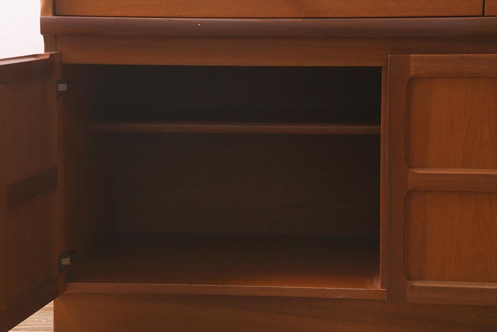 ヴィンテージ家具　北欧ビンテージ　チーク材　Nathan(ネイサン)　スタイリッシュなデザインがお洒落なキャビネット(サイドボード、テレビ台、収納棚、戸棚)(R-042502)