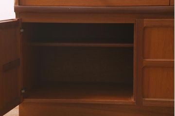 ヴィンテージ家具　北欧ビンテージ　チーク材　Nathan(ネイサン)　スタイリッシュなデザインがお洒落なキャビネット(サイドボード、テレビ台、収納棚、戸棚)(R-042502)