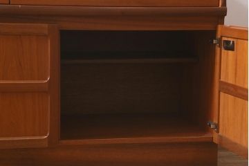 ヴィンテージ家具　北欧ビンテージ　チーク材　Nathan(ネイサン)　スタイリッシュなデザインがお洒落なキャビネット(サイドボード、テレビ台、収納棚、戸棚)(R-042502)