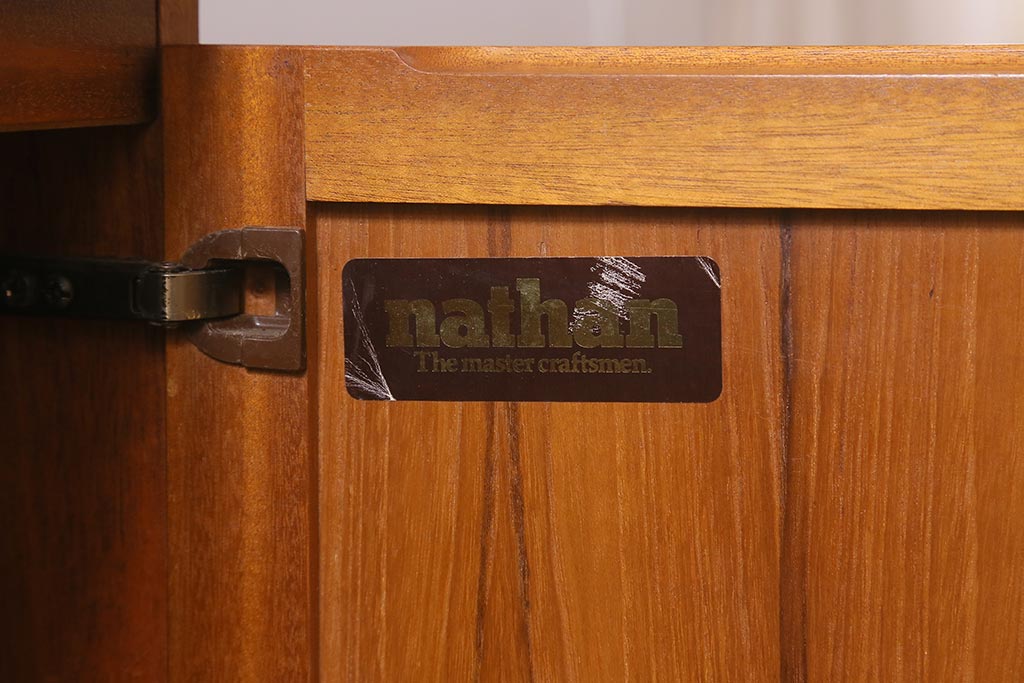 ヴィンテージ家具　北欧ビンテージ　チーク材　Nathan(ネイサン)　スタイリッシュなデザインがお洒落なキャビネット(サイドボード、テレビ台、収納棚、戸棚)(R-042502)