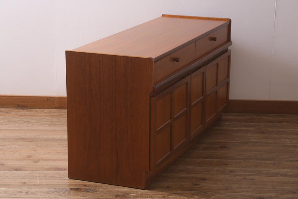 ヴィンテージ家具　北欧ビンテージ　チーク材　Nathan(ネイサン)　スタイリッシュなデザインがお洒落なキャビネット(サイドボード、テレビ台、収納棚、戸棚)(R-042502)