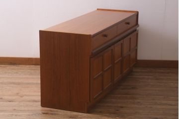 ヴィンテージ家具　北欧ビンテージ　チーク材　Nathan(ネイサン)　スタイリッシュなデザインがお洒落なキャビネット(サイドボード、テレビ台、収納棚、戸棚)(R-042502)