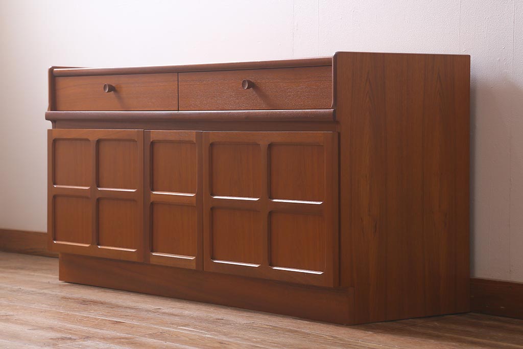 ヴィンテージ家具　北欧ビンテージ　チーク材　Nathan(ネイサン)　スタイリッシュなデザインがお洒落なキャビネット(サイドボード、テレビ台、収納棚、戸棚)(R-042502)