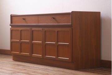 ヴィンテージ家具　北欧ビンテージ　チーク材　Nathan(ネイサン)　スタイリッシュなデザインがお洒落なキャビネット(サイドボード、テレビ台、収納棚、戸棚)(R-042502)