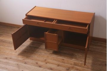 ヴィンテージ家具　北欧ビンテージ　チーク材　Nathan(ネイサン)　スタイリッシュなデザインがお洒落なキャビネット(サイドボード、テレビ台、収納棚、戸棚)(R-042502)