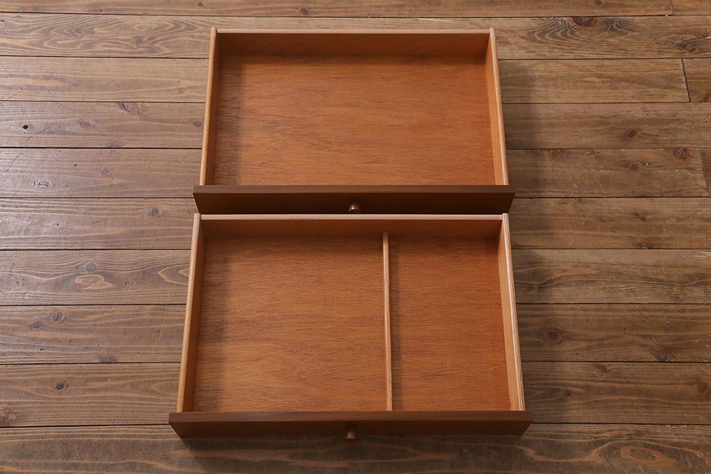 ヴィンテージ家具　北欧ビンテージ　チーク材　Nathan(ネイサン)　スタイリッシュなデザインがお洒落なキャビネット(サイドボード、テレビ台、収納棚、戸棚)(R-042502)