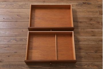 ヴィンテージ家具　北欧ビンテージ　チーク材　Nathan(ネイサン)　スタイリッシュなデザインがお洒落なキャビネット(サイドボード、テレビ台、収納棚、戸棚)(R-042502)