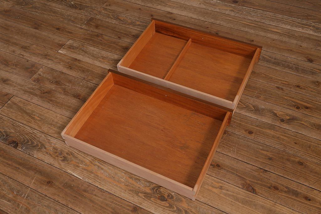 ヴィンテージ家具　北欧ビンテージ　チーク材　Nathan(ネイサン)　スタイリッシュなデザインがお洒落なキャビネット(サイドボード、テレビ台、収納棚、戸棚)(R-042502)