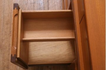 ヴィンテージ家具　北欧ビンテージ　チーク材　Nathan(ネイサン)　スタイリッシュなデザインがお洒落なキャビネット(サイドボード、テレビ台、収納棚、戸棚)(R-042502)