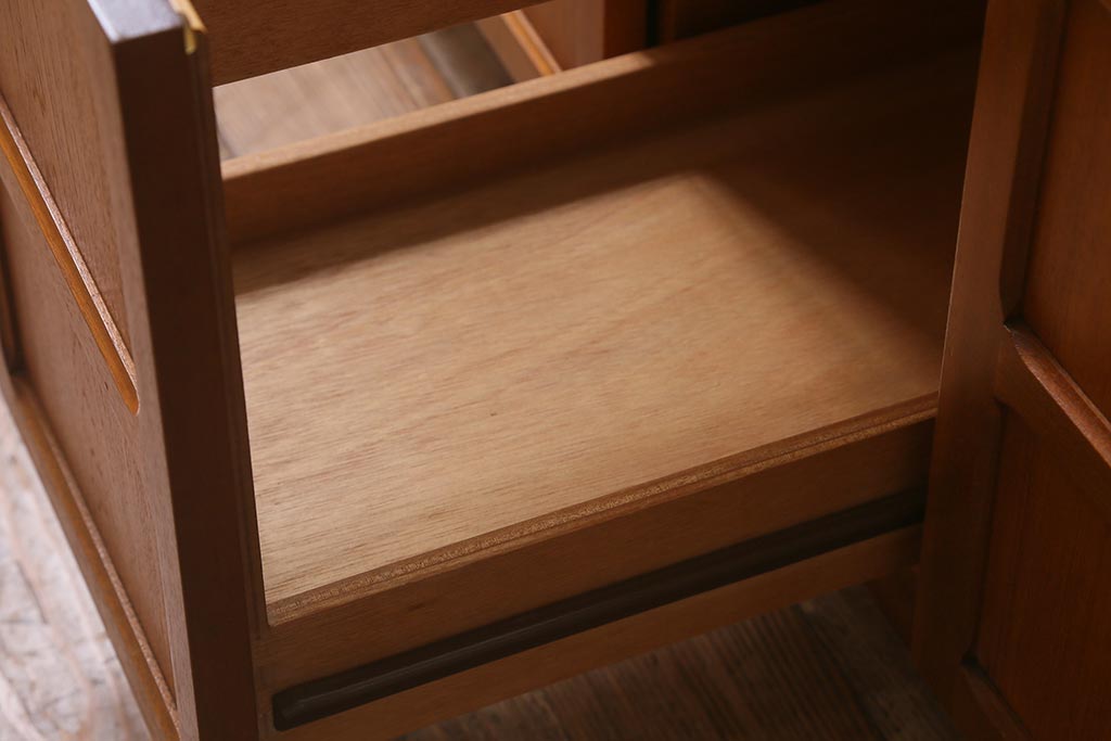 ヴィンテージ家具　北欧ビンテージ　チーク材　Nathan(ネイサン)　スタイリッシュなデザインがお洒落なキャビネット(サイドボード、テレビ台、収納棚、戸棚)(R-042502)