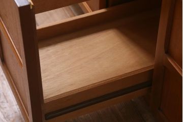 ヴィンテージ家具　北欧ビンテージ　チーク材　Nathan(ネイサン)　スタイリッシュなデザインがお洒落なキャビネット(サイドボード、テレビ台、収納棚、戸棚)(R-042502)