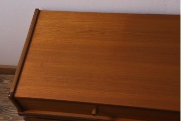 ヴィンテージ家具　北欧ビンテージ　チーク材　Nathan(ネイサン)　スタイリッシュなデザインがお洒落なキャビネット(サイドボード、テレビ台、収納棚、戸棚)(R-042502)