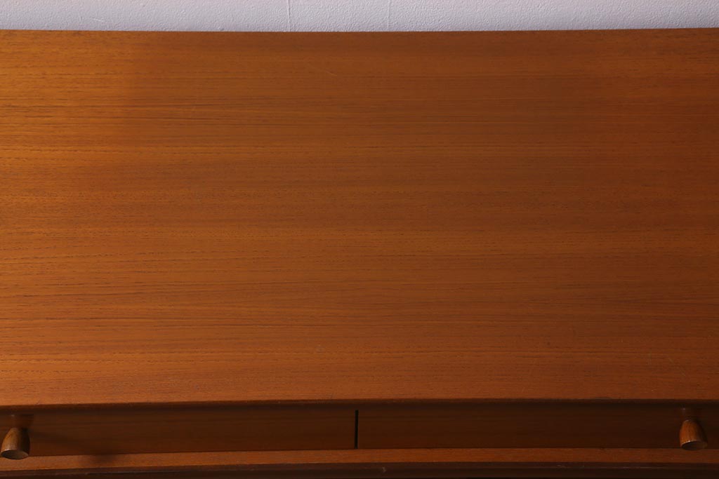 ヴィンテージ家具　北欧ビンテージ　チーク材　Nathan(ネイサン)　スタイリッシュなデザインがお洒落なキャビネット(サイドボード、テレビ台、収納棚、戸棚)(R-042502)