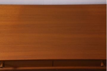 ヴィンテージ家具　北欧ビンテージ　チーク材　Nathan(ネイサン)　スタイリッシュなデザインがお洒落なキャビネット(サイドボード、テレビ台、収納棚、戸棚)(R-042502)