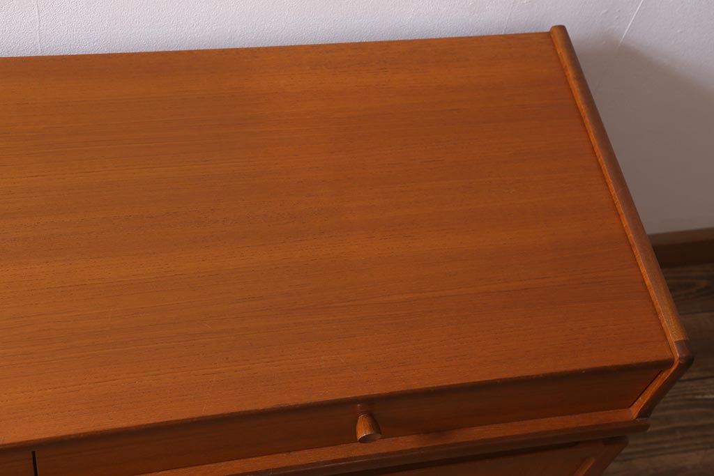 ヴィンテージ家具　北欧ビンテージ　チーク材　Nathan(ネイサン)　スタイリッシュなデザインがお洒落なキャビネット(サイドボード、テレビ台、収納棚、戸棚)(R-042502)