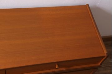 ヴィンテージ家具　北欧ビンテージ　チーク材　Nathan(ネイサン)　スタイリッシュなデザインがお洒落なキャビネット(サイドボード、テレビ台、収納棚、戸棚)(R-042502)