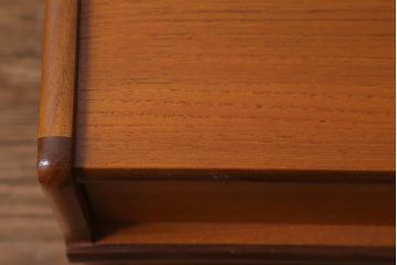 ヴィンテージ家具　北欧ビンテージ　チーク材　Nathan(ネイサン)　スタイリッシュなデザインがお洒落なキャビネット(サイドボード、テレビ台、収納棚、戸棚)(R-042502)