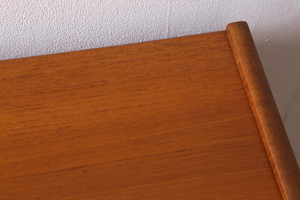 ヴィンテージ家具　北欧ビンテージ　チーク材　Nathan(ネイサン)　スタイリッシュなデザインがお洒落なキャビネット(サイドボード、テレビ台、収納棚、戸棚)(R-042502)