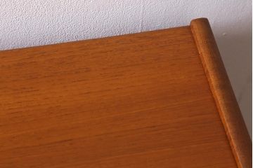 ヴィンテージ家具　北欧ビンテージ　チーク材　Nathan(ネイサン)　スタイリッシュなデザインがお洒落なキャビネット(サイドボード、テレビ台、収納棚、戸棚)(R-042502)