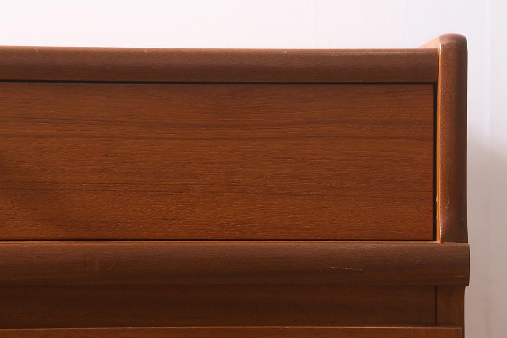 ヴィンテージ家具　北欧ビンテージ　チーク材　Nathan(ネイサン)　スタイリッシュなデザインがお洒落なキャビネット(サイドボード、テレビ台、収納棚、戸棚)(R-042502)