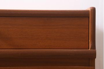 ヴィンテージ家具　北欧ビンテージ　チーク材　Nathan(ネイサン)　スタイリッシュなデザインがお洒落なキャビネット(サイドボード、テレビ台、収納棚、戸棚)(R-042502)