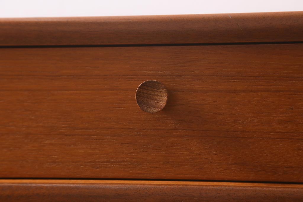 ヴィンテージ家具　北欧ビンテージ　チーク材　Nathan(ネイサン)　スタイリッシュなデザインがお洒落なキャビネット(サイドボード、テレビ台、収納棚、戸棚)(R-042502)