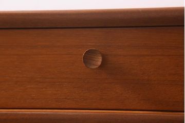 ヴィンテージ家具　北欧ビンテージ　チーク材　Nathan(ネイサン)　スタイリッシュなデザインがお洒落なキャビネット(サイドボード、テレビ台、収納棚、戸棚)(R-042502)