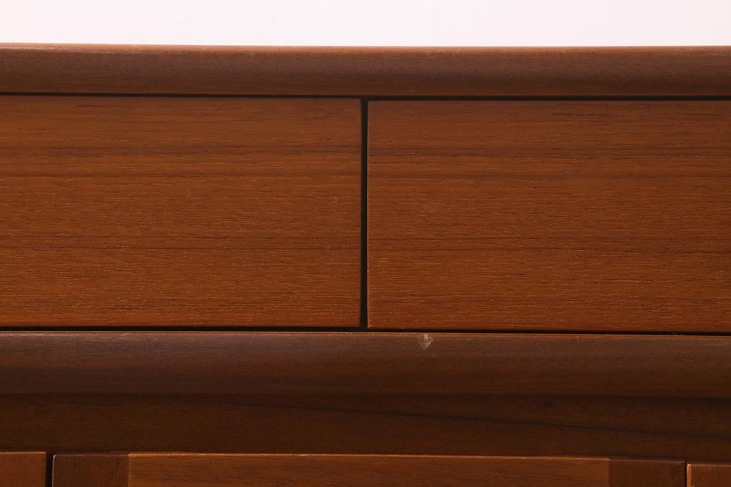 ヴィンテージ家具　北欧ビンテージ　チーク材　Nathan(ネイサン)　スタイリッシュなデザインがお洒落なキャビネット(サイドボード、テレビ台、収納棚、戸棚)(R-042502)