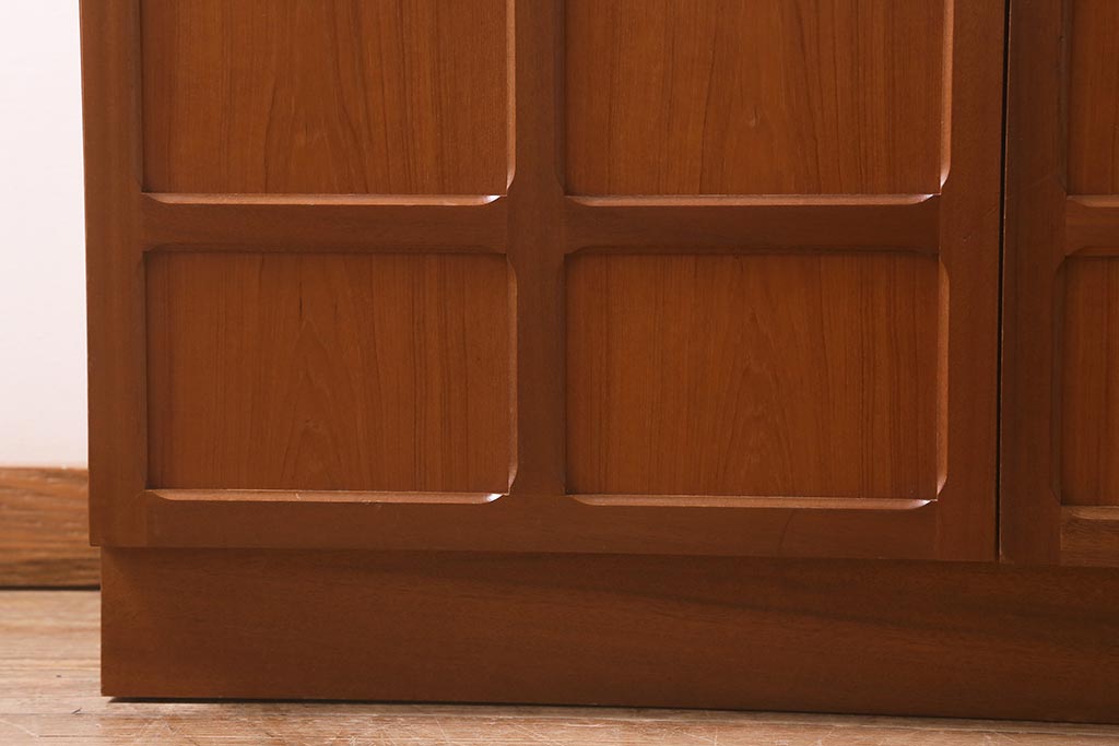 ヴィンテージ家具　北欧ビンテージ　チーク材　Nathan(ネイサン)　スタイリッシュなデザインがお洒落なキャビネット(サイドボード、テレビ台、収納棚、戸棚)(R-042502)