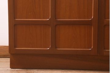 ヴィンテージ家具　北欧ビンテージ　チーク材　Nathan(ネイサン)　スタイリッシュなデザインがお洒落なキャビネット(サイドボード、テレビ台、収納棚、戸棚)(R-042502)