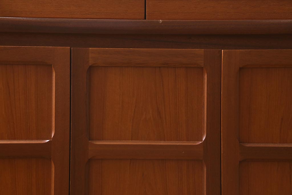 ヴィンテージ家具　北欧ビンテージ　チーク材　Nathan(ネイサン)　スタイリッシュなデザインがお洒落なキャビネット(サイドボード、テレビ台、収納棚、戸棚)(R-042502)