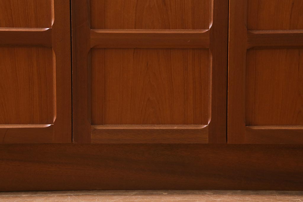 ヴィンテージ家具　北欧ビンテージ　チーク材　Nathan(ネイサン)　スタイリッシュなデザインがお洒落なキャビネット(サイドボード、テレビ台、収納棚、戸棚)(R-042502)