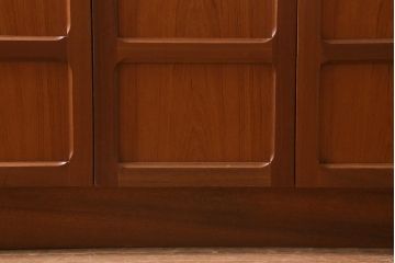 ヴィンテージ家具　北欧ビンテージ　チーク材　Nathan(ネイサン)　スタイリッシュなデザインがお洒落なキャビネット(サイドボード、テレビ台、収納棚、戸棚)(R-042502)