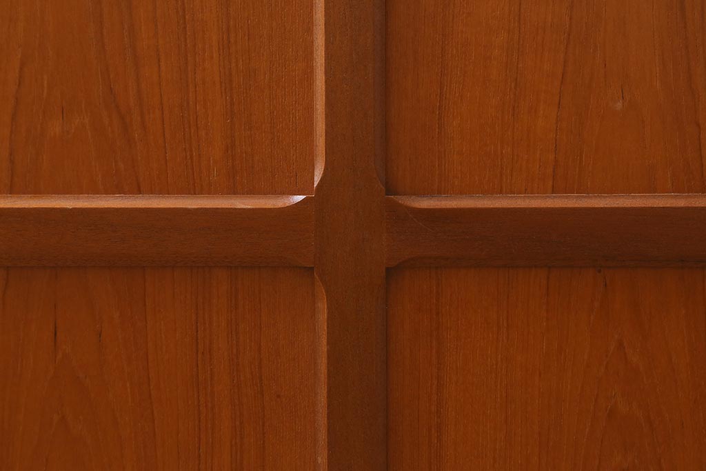 ヴィンテージ家具　北欧ビンテージ　チーク材　Nathan(ネイサン)　スタイリッシュなデザインがお洒落なキャビネット(サイドボード、テレビ台、収納棚、戸棚)(R-042502)