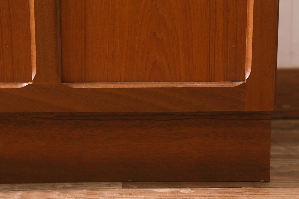 ヴィンテージ家具　北欧ビンテージ　チーク材　Nathan(ネイサン)　スタイリッシュなデザインがお洒落なキャビネット(サイドボード、テレビ台、収納棚、戸棚)(R-042502)