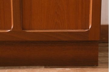 ヴィンテージ家具　北欧ビンテージ　チーク材　Nathan(ネイサン)　スタイリッシュなデザインがお洒落なキャビネット(サイドボード、テレビ台、収納棚、戸棚)(R-042502)