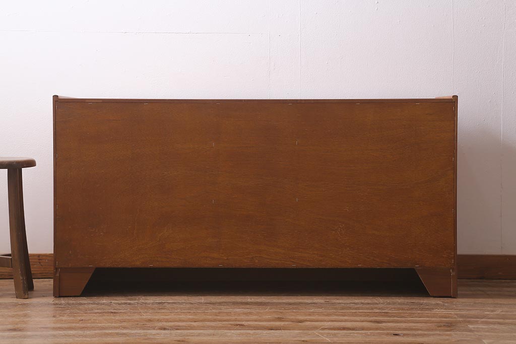 ヴィンテージ家具　北欧ビンテージ　チーク材　Nathan(ネイサン)　スタイリッシュなデザインがお洒落なキャビネット(サイドボード、テレビ台、収納棚、戸棚)(R-042502)