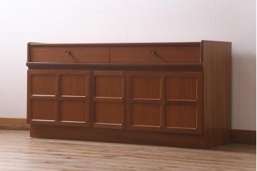 ヴィンテージ家具　北欧ビンテージ　チーク材　Nathan(ネイサン)　スタイリッシュなデザインがお洒落なキャビネット(サイドボード、テレビ台、収納棚、戸棚)(R-042502)