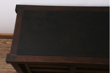 アンティーク家具　明治期　枠総ケヤキ材・板部松材　シンプルでモダンな佇まいが魅力の戸棚(帳場箪笥、収納棚、戸棚)(R-042503)