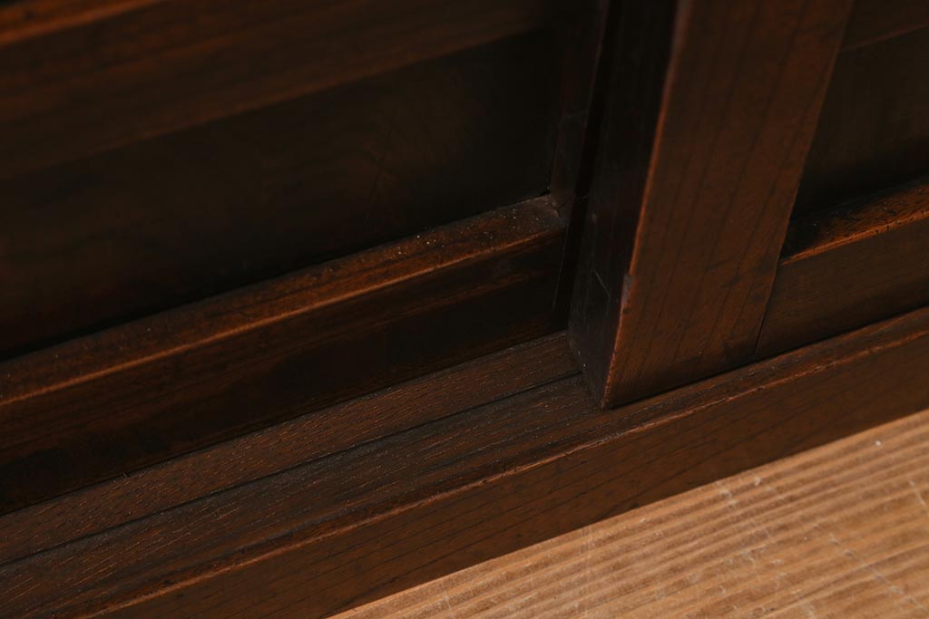 アンティーク家具　明治期　枠総ケヤキ材・板部松材　シンプルでモダンな佇まいが魅力の戸棚(帳場箪笥、収納棚、戸棚)(R-042503)