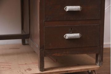 アンティーク家具　栗材　落ち着きのあるレトロスタイルにおすすめな木製の片袖デスク(ワークデスク、机、在宅ワーク、在宅用)(R-042506)