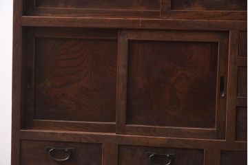 アンティーク家具　前面ケヤキ材　凛とした佇まいが魅力的な重ね戸棚(関東水屋箪笥、キャビネット、収納棚)(R-042508)