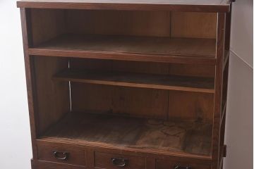 アンティーク家具　前面ケヤキ材　凛とした佇まいが魅力的な重ね戸棚(関東水屋箪笥、キャビネット、収納棚)(R-042508)