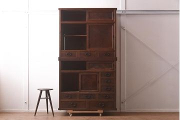 アンティーク家具　前面ケヤキ材　凛とした佇まいが魅力的な重ね戸棚(関東水屋箪笥、キャビネット、収納棚)(R-042508)