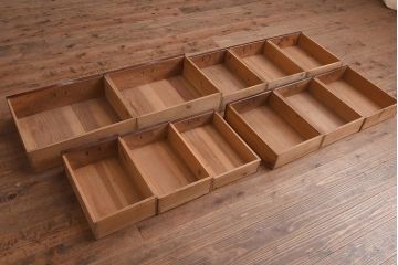 アンティーク家具　前面ケヤキ材　凛とした佇まいが魅力的な重ね戸棚(関東水屋箪笥、キャビネット、収納棚)(R-042508)