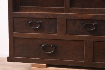 アンティーク家具　前面ケヤキ材　凛とした佇まいが魅力的な重ね戸棚(関東水屋箪笥、キャビネット、収納棚)(R-042508)