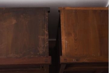 アンティーク家具　前面ケヤキ材　凛とした佇まいが魅力的な重ね戸棚(関東水屋箪笥、キャビネット、収納棚)(R-042508)