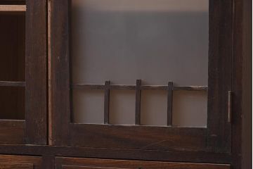 アンティーク家具　栓材　透かし入りのノスタルジックな木製ブックケース(戸棚、収納棚、キャビネット)(R-042509)