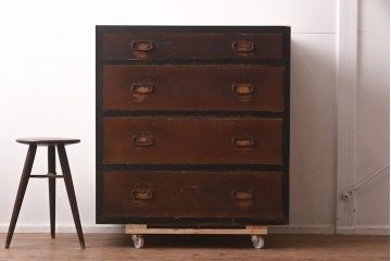 アンティーク家具　黒い縁がアクセントのシンプルな衣装箪笥(チェスト、引き出し)(R-042512)